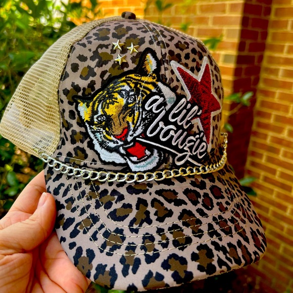 Cheetah trucker hat, removable chain included - Picture 1 of 1